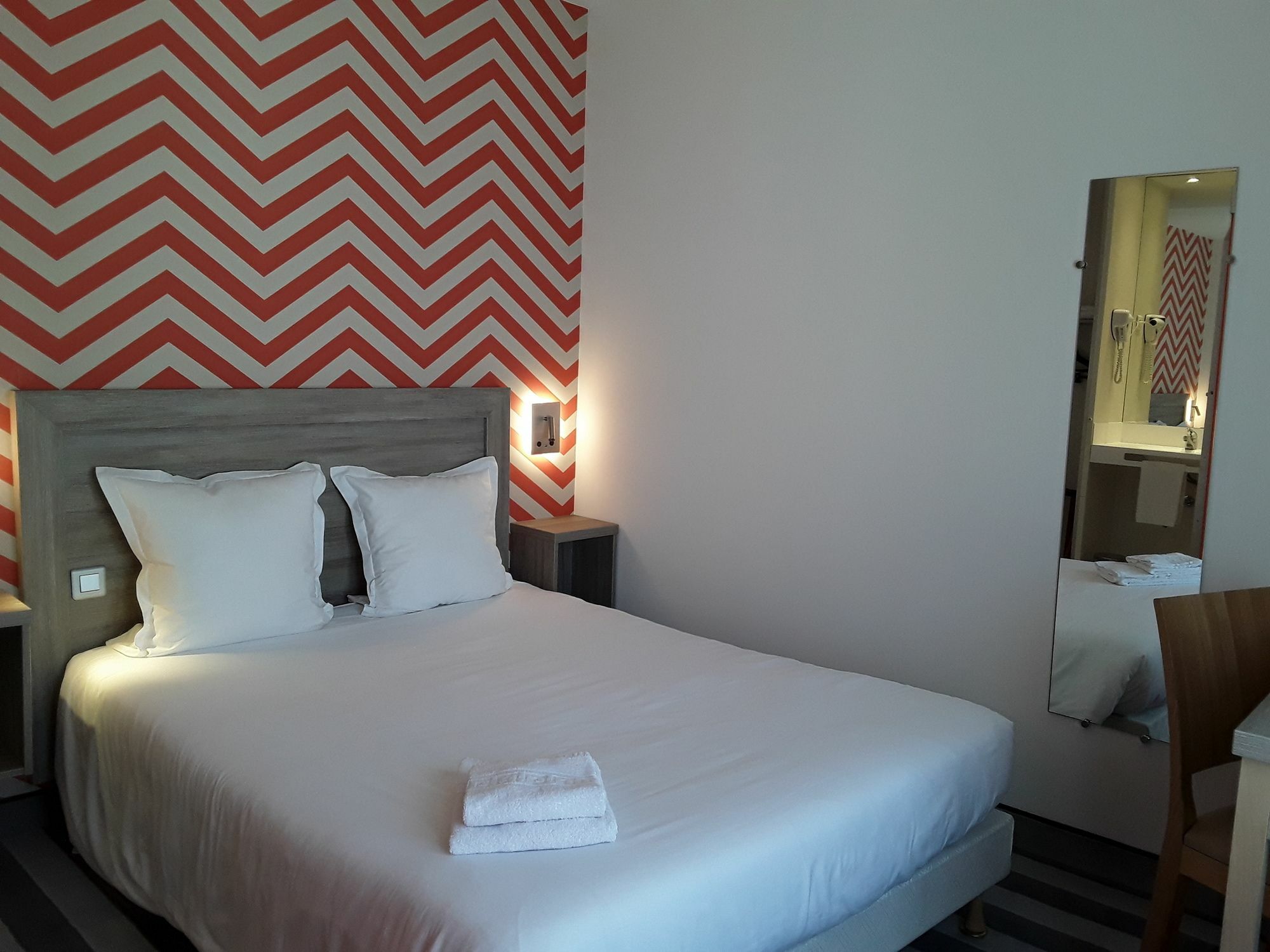 Logis Hotel De L'Europe Poitiers Kültér fotó